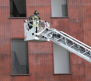 Roma, Rm, İtalya - 23 Mayıs 2019: İtfaiyeci hava platformunda o