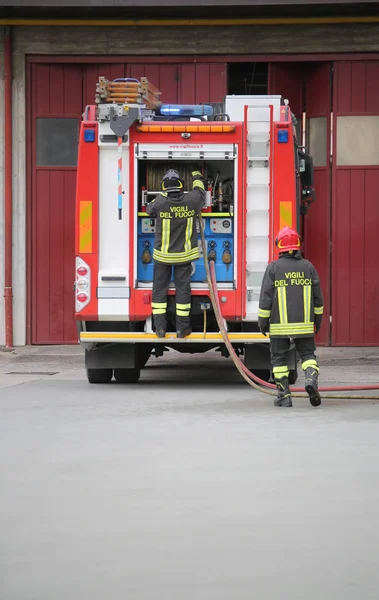 Roma, RM, Italia - 10 de mayo de 2018: camión de bomberos y dos bomberos talianos — Foto de Stock