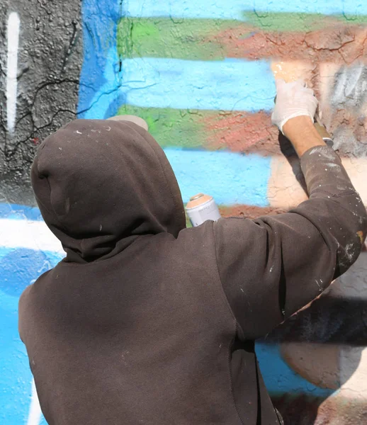 Paris, France - August 20, 2017: artist while painting a wall wi — 图库照片