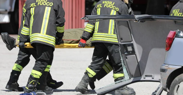 Roma, RM, Italia - 16 de mayo de 2019: portador de camilla de bomberos y una w —  Fotos de Stock