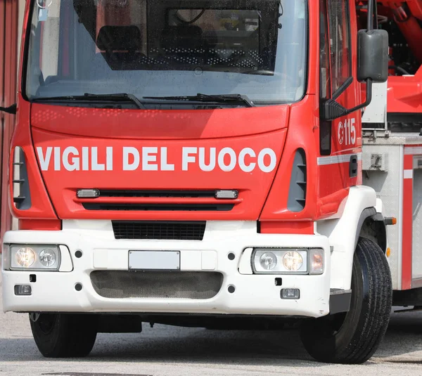 Rome, RM, Olaszország-május 23, 2019: teherautó tűzoltók szöveggel Vig — Stock Fotó