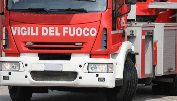 Roma, RM, Italia - 23 de mayo de 2019: bomberos de camiones con texto VIG —  Fotos de Stock