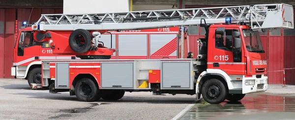 Řím, RM, Itálie-23. května 2019: červený požární motor s textem Vigili — Stock fotografie