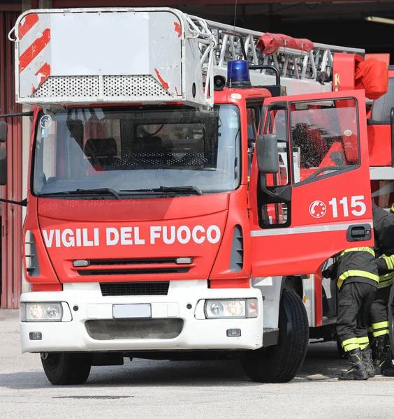 Рим, RM, Італія-23 травня 2019: пожежна машина з текстом Vigili del — стокове фото