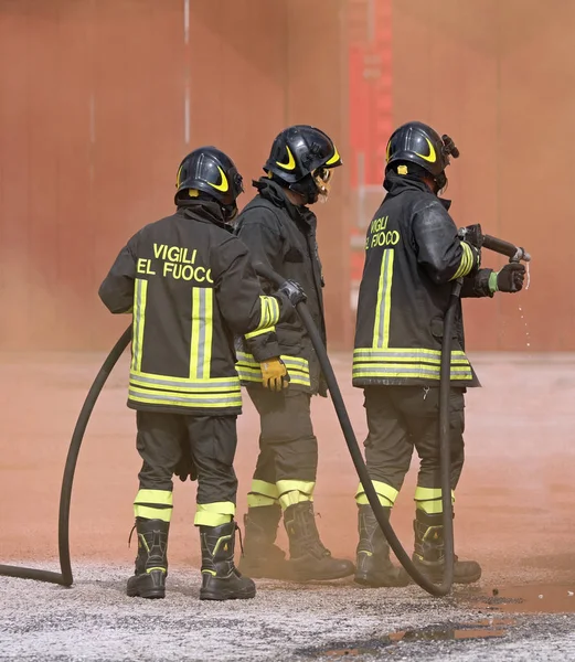 Rom, RM, Italien-23 maj 2019: tre modiga brandmän med FN — Stockfoto