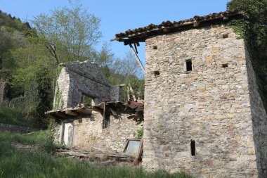 eski dağ evi çatı güvensiz ile tahrip