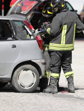 makaslı itfaiyeciler trafik kazasından sonra bir araba açtılar