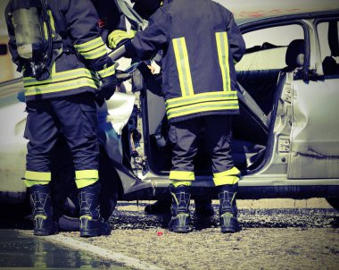 bir trafik kazası ve yangın kaza sonrası hasarlı araba