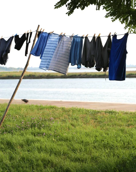 Kleren hangen op het eiland — Stockfoto