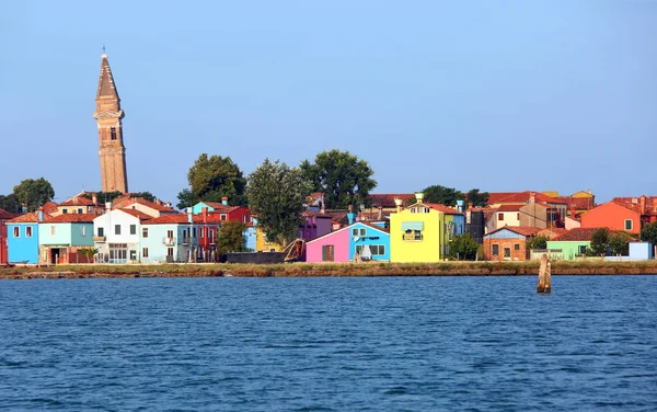 Torre de sino e as casas pintadas de Ilha de BURANO na Itália — Fotografia de Stock