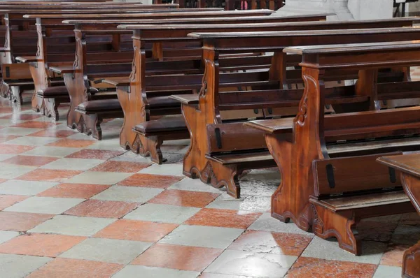 Empty wooden pew in the church — Stock Photo, Image