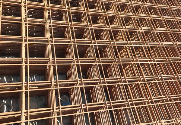 Σκουριασμένο ηλεκτρο-συγκολλημένο δίχτυ στο εργοτάξιο για να ευνοηθεί το Πούρι — Φωτογραφία Αρχείου
