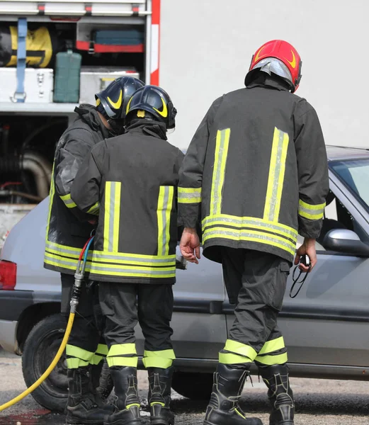 Drei Feuerwehrleute nach Verkehrsunfall — Stockfoto