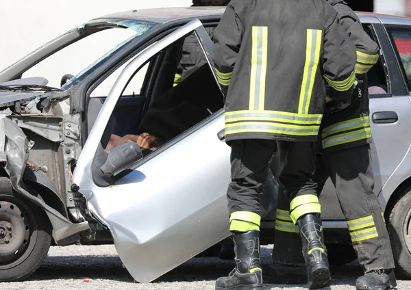 Broken car and fireman — Stock Photo, Image