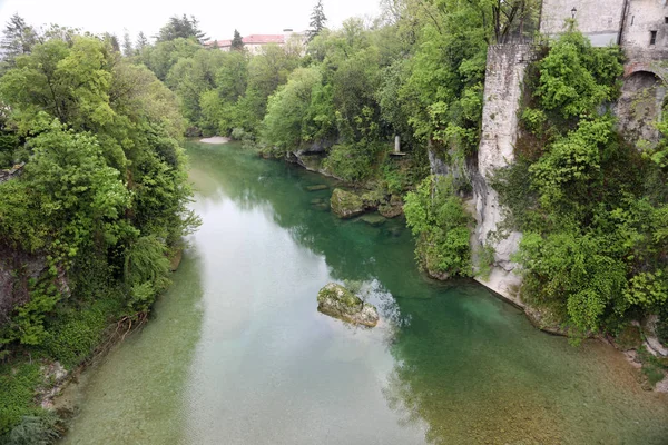 Rivière Natisone sur la ville de Cividale dans la région du Frioul dans le nord de l'Ita — Photo