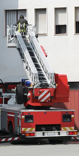 Firetruck i duża Drabinka — Zdjęcie stockowe