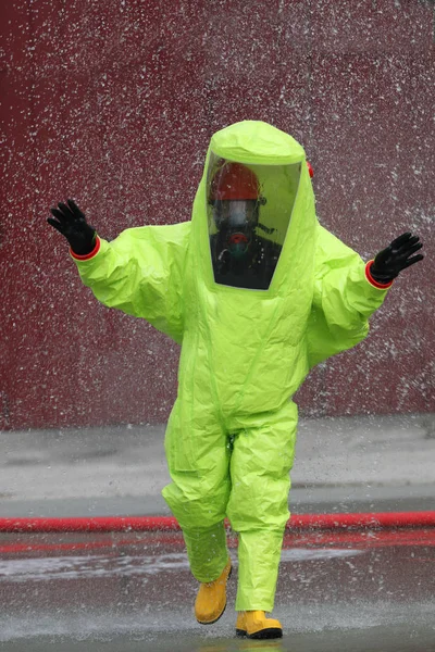 Itfaiyeci exting için özel bir fosforlu koruyucu elbise giyer — Stok fotoğraf