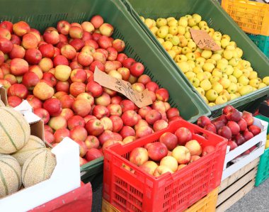 elma dolu büyük kutular