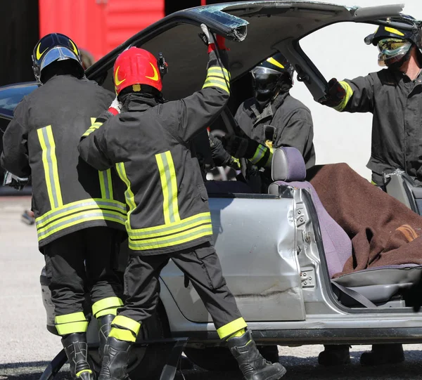 Пожежники відкривають пошкоджений автомобіль — стокове фото