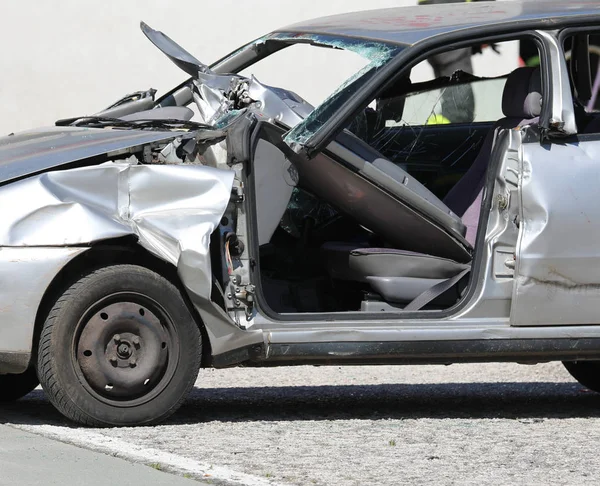 Poškozené auto po havárii — Stock fotografie