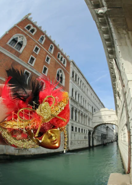 Máscara y famoso puente veneciano llamado Puente de los Suspiros en Venecia — Foto de Stock