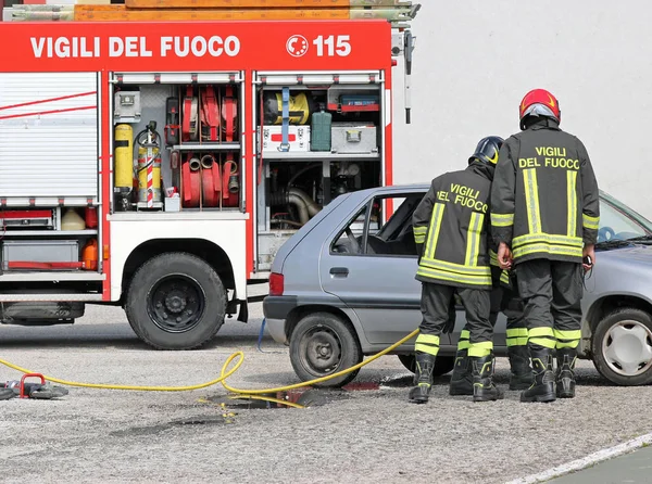 Roma, Rm, İtalya - 23 Mayıs 2019: İtfaiyeciler eylem sonra