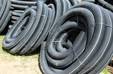 l için büyük oluklu borular inşaat alanında depolama