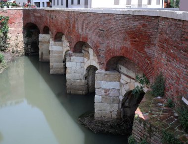 Nort Vicenza kasabasında Ponte delle Barche denilen antik köprü