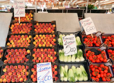 Şeftali Olgun kırmızı domates ve rezene Satılık sebze