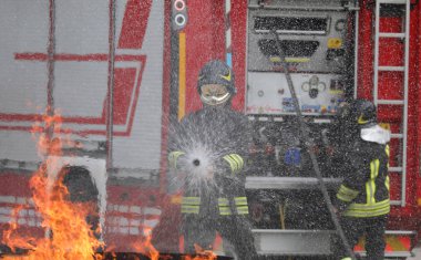 itfaiyeci bir yangın matkap sırasında