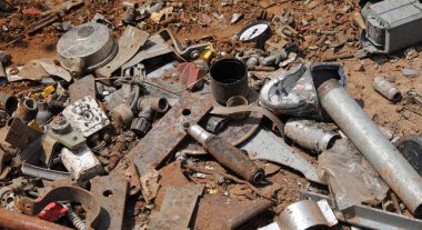 birçok paslanmış nesneler