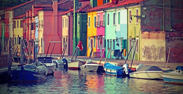 Målade husen på Burano Island nära Venedig i Italien — Stockfoto