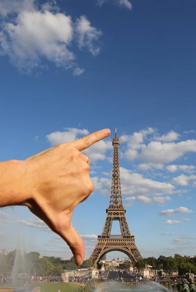 Рука, измеряющая пролетом Эйфелеву башню — стоковое фото