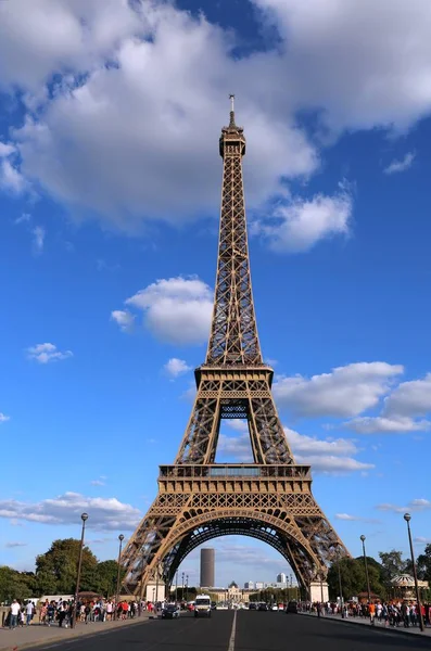 Torre Eiffel em Paris França com longa estrada — Fotografia de Stock