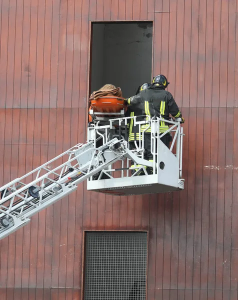 Rettung mit Trage auf der Drehleiter bei einer Feuerwehrübung — Stockfoto