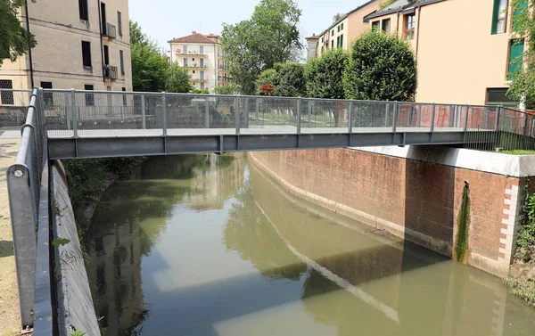 Ponte moderno sul fiume Retrone nel comune di Vicenza — Foto Stock