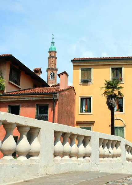 Gamla klock tornet kallas Torre Bissara i Vicenza stad — Stockfoto