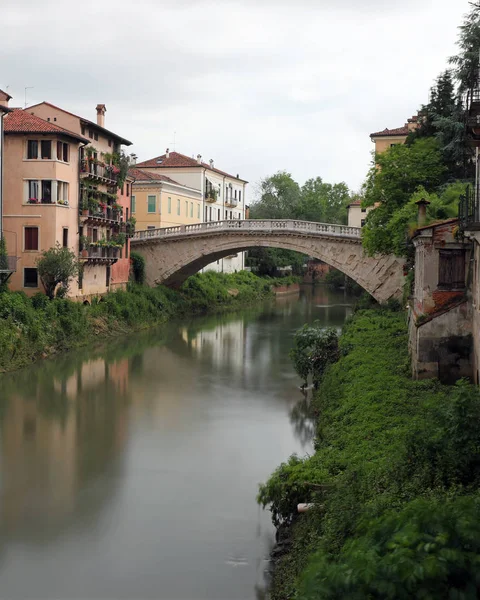 Rio chamado Retrone em Vicenza City na Itália e no antigo Br — Fotografia de Stock