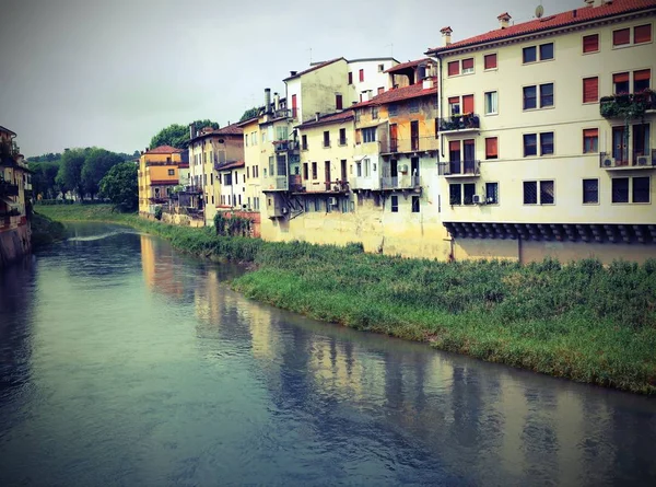 A Bacchiglione nevű folyó és az olaszországi Vicenza házak — Stock Fotó