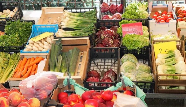 Molte scatole di frutta e verdura — Foto Stock