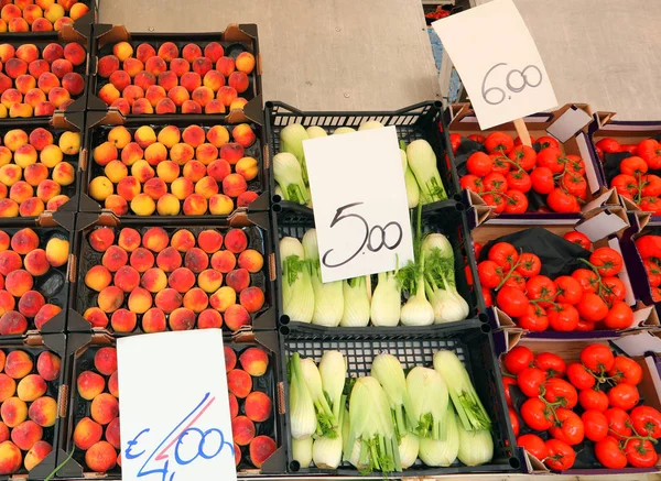 Pesche pomodori rossi e finocchio in vendita presso il fruttivendolo — Foto Stock