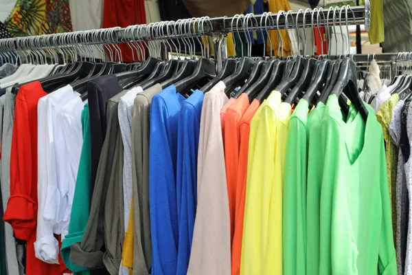 Veel kleurrijke kleding in een winkel — Stockfoto