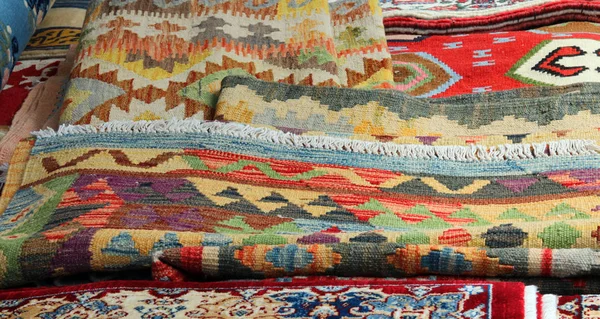Many carptes and kilim rugs for sale — Stock Photo, Image
