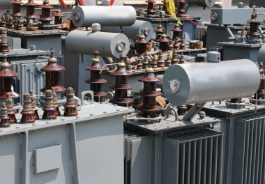 depodan önce birçok yabancılama eski elektrik transformatörleri