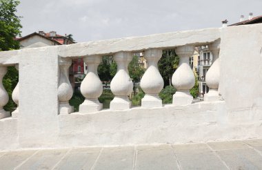 Eski bir köprünün beyaz korkuluk