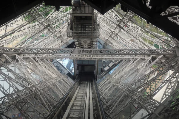 Vista inferior da torre Eiffel — Fotografia de Stock