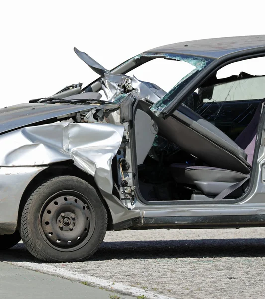 Fahrzeug mit zerbrochener Frontscheibe völlig zerstört — Stockfoto