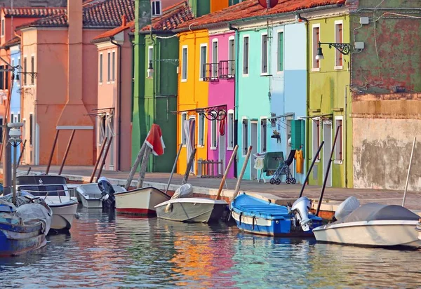 Casas multicoloridas de Burano Island perto de Veneza — Fotografia de Stock