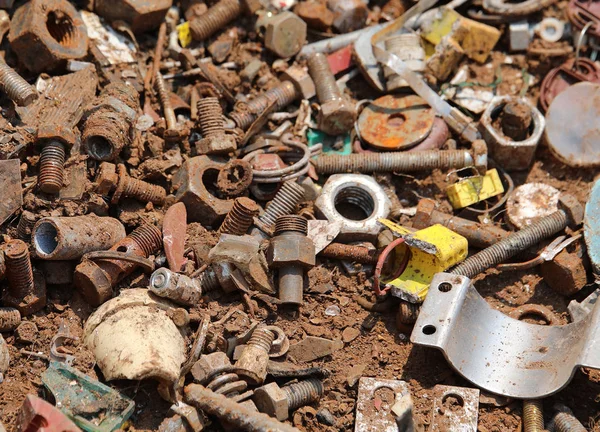 Coisas velhas na lixeira de um ferro velho com muitos objetos quebrados — Fotografia de Stock