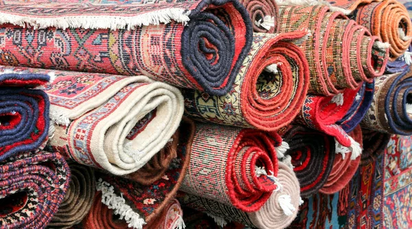 Sok perzsa szőnyeget eladó — Stock Fotó